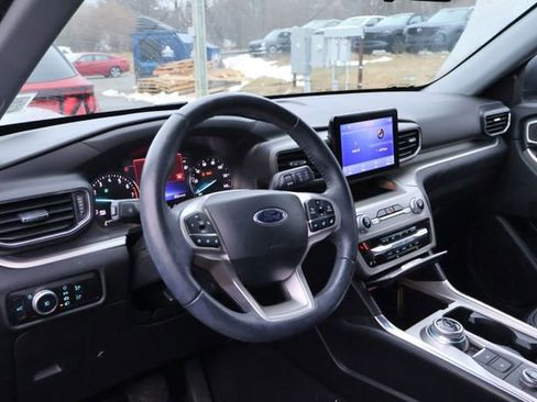 Used 2022 Ford Explorer XLT w/ Equipment Group 202A image 5