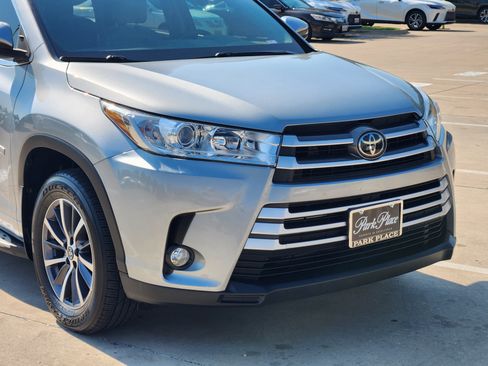 Used 2017 Toyota Highlander XLE AWD/4WD image 12