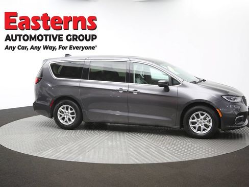 Used 2023 Chrysler Pacifica Touring-L FWD image 47