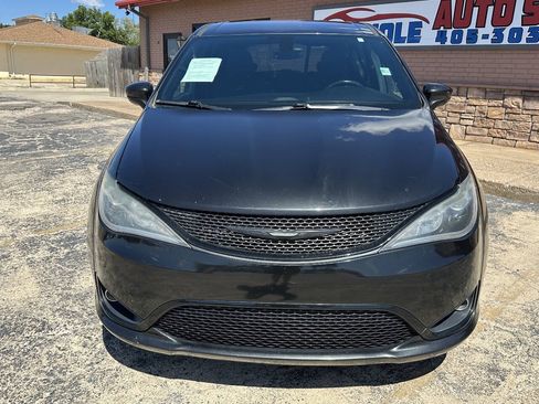 Used 2019 Chrysler Pacifica Touring Plus w/ S Appearance Package FWD image 3