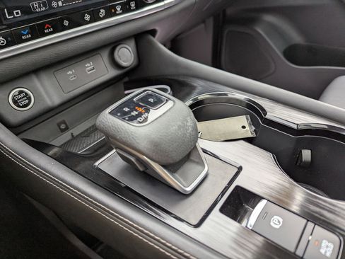 Certified 2022 Nissan Rogue Platinum w/ Head-Up Display Package image 12