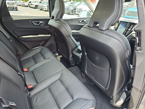 Used 2019 Volvo XC60 T6 Momentum w/ Multimedia Package AWD/4WD image 11