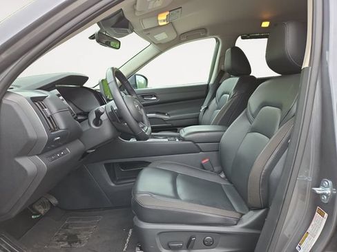 Used 2025 Nissan Pathfinder SL AWD/4WD image 11