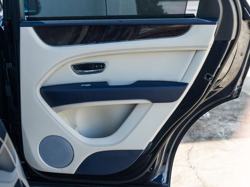 Used 2024 Bentley Bentayga image 35