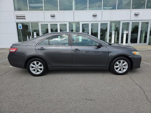 Used 2011 Toyota Camry LE w/ LE Extra-Value Pkg FWD image 2