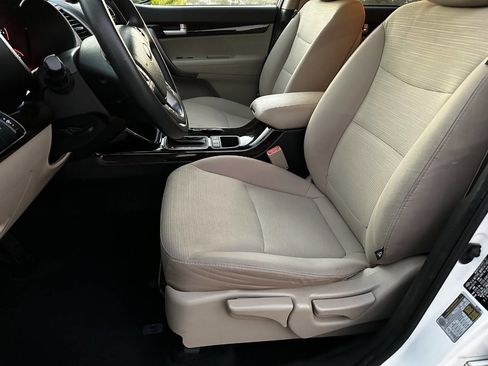 Used 2015 Kia Sorento LX image 9