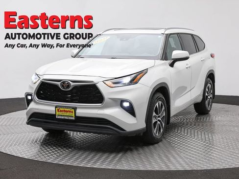 Used 2021 Toyota Highlander XLE AWD/4WD image 1