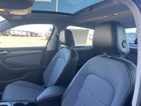 Used 2025 Volkswagen Jetta SE image 12