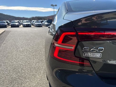 Used 2021 Volvo S60 T5 Momentum image 4