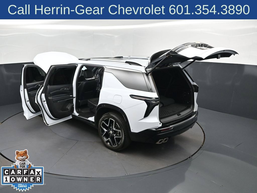 Used 2026 Chevrolet Traverse High Country FWD image 2