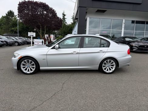 Used 2011 BMW 328i xDrive Sedan AWD/4WD image 2