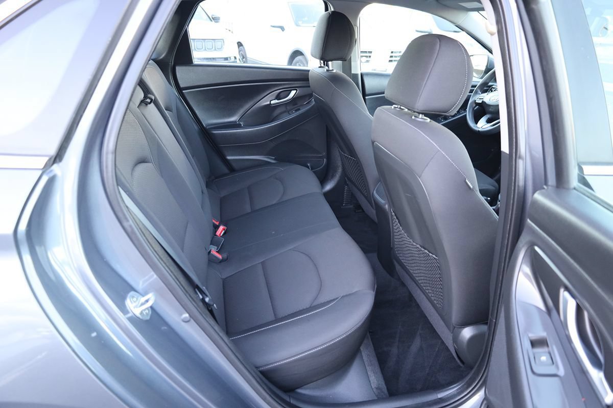 Used 2018 Hyundai Elantra GT FWD image 14