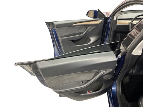Certified 2023 Tesla Model Y Long Range AWD/4WD image 10