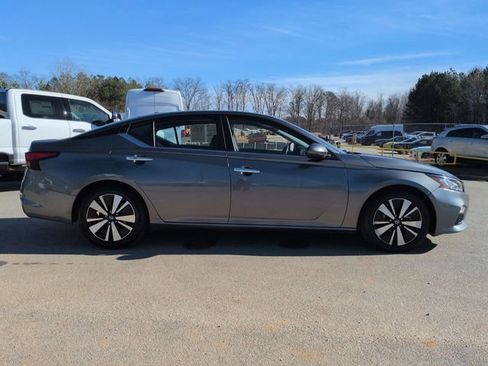 Used 2022 Nissan Altima 2.5 SV image 3
