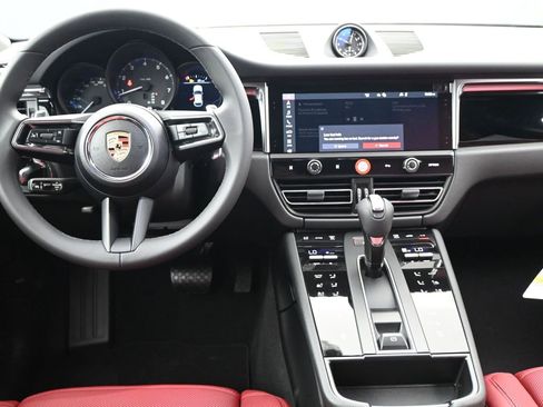 Used 2025 Porsche Macan image 8