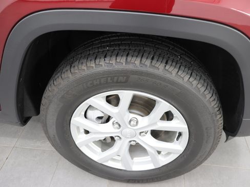 Used 2023 Jeep Grand Cherokee Limited AWD/4WD image 3