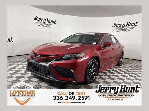 Used 2022 Toyota Camry SE FWD image 1
