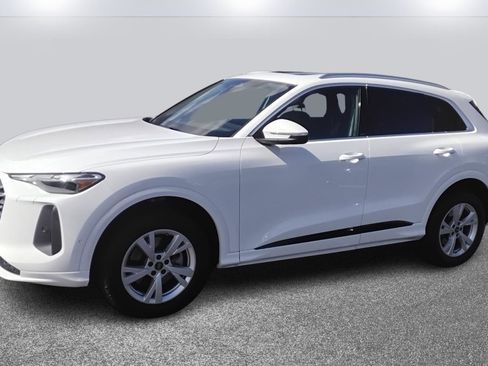 Certified 2025 Audi Q5 Premium w/ Convenience Package image 3