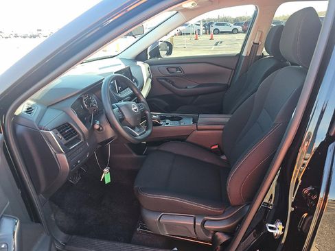 Used 2025 Nissan Rogue S image 5