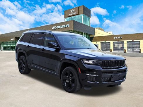 Used 2023 Jeep Grand Cherokee L Limited w/ Black Appearance Package AWD/4WD image 3