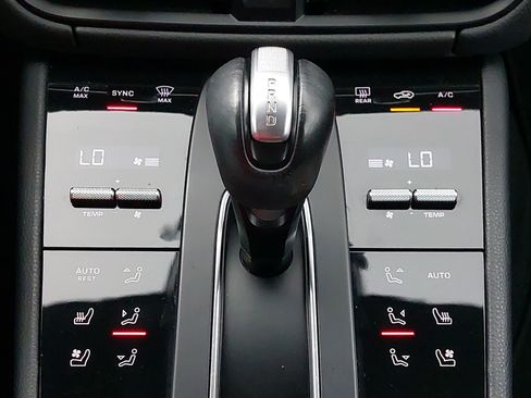Certified 2023 Porsche Macan AWD/4WD image 23