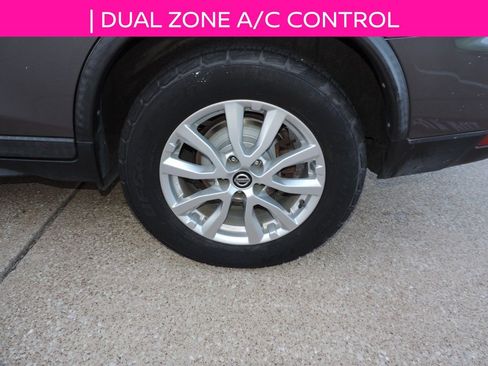 Used 2018 Nissan Rogue SV image 16