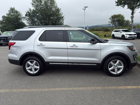 Used 2017 Ford Explorer XLT w/ Equipment Group 202A AWD/4WD image 6