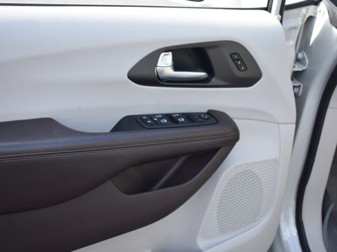 Used 2020 Chrysler Pacifica Touring-L Plus w/ Tire & Wheel Group image 27