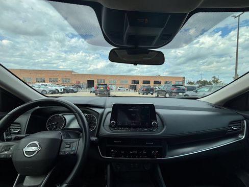 Used 2025 Nissan Rogue SV FWD image 34