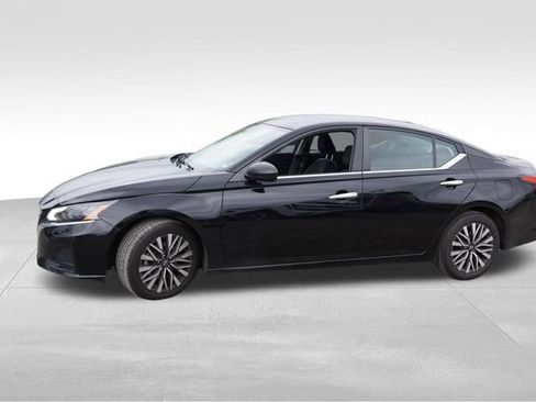 Used 2024 Nissan Altima 2.5 SV FWD image 10