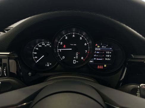 Used 2025 Porsche Macan image 21