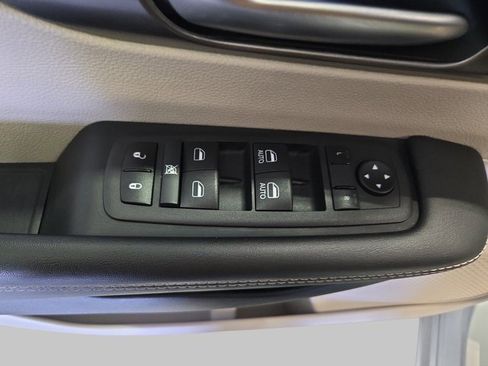 Used 2024 Chrysler Pacifica Touring-L image 30