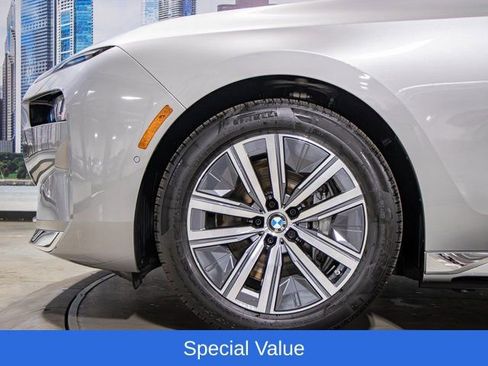Used 2025 BMW i7 xDrive60 w/ Premium Package AWD/4WD image 7