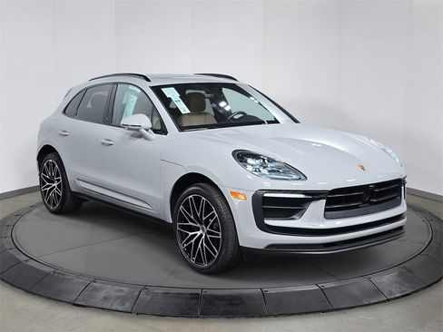 Certified 2025 Porsche Macan image 9