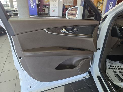 Used 2016 Lincoln MKX Reserve w/ Driver Assistance Package AWD/4WD image 8