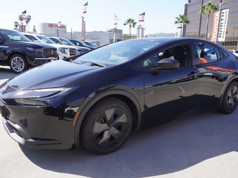 Used 2025 Toyota Prius LE FWD image 4