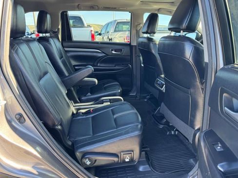 Used 2017 Toyota Highlander SE AWD/4WD image 5