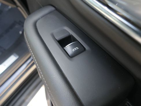 Used 2024 Chevrolet Suburban Premier RWD image 31