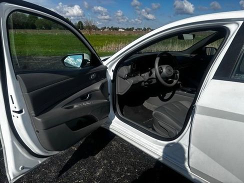 Used 2023 Hyundai Elantra SEL w/ Convenience Package FWD image 9