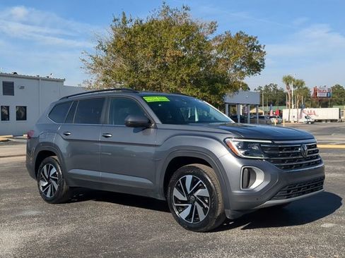 Used 2025 Volkswagen Atlas SE image 2