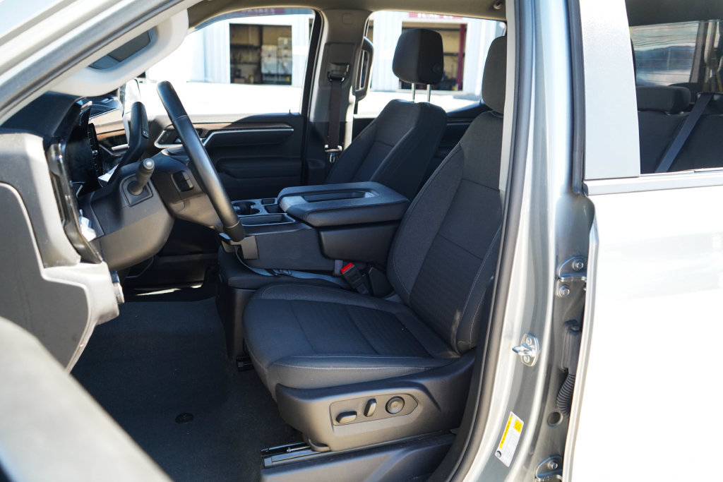 Used 2025 Chevrolet Silverado 1500 LT AWD/4WD image 7