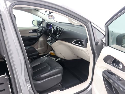 Used 2022 Chrysler Pacifica Touring-L FWD image 20