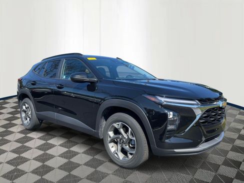 Used 2025 Chevrolet Trax LT w/ LT Convenience Package FWD image 3