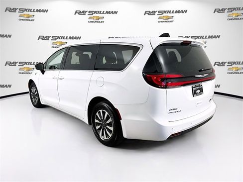 Used 2024 Chrysler Pacifica Select image 5