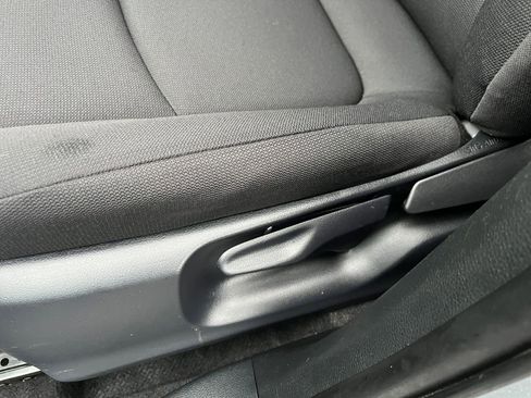 Used 2025 Toyota Corolla Cross LE image 23