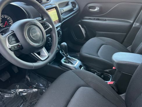 Used 2023 Jeep Renegade Latitude image 12