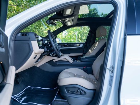 Certified 2025 Porsche Cayenne E-Hybrid w/ Premium Package Plus image 22