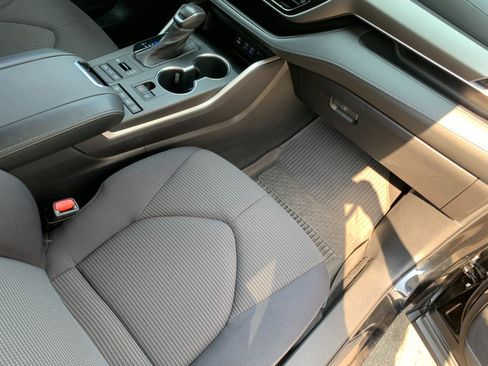 Used 2022 Toyota Highlander LE AWD/4WD image 44