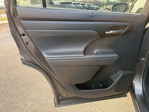 Used 2022 Toyota Highlander XLE image 12