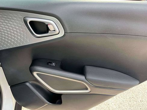 Used 2025 Kia Soul LX w/ LX Technology Package FWD image 8